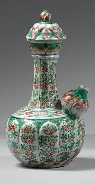 CHINE - Époque KANGXI (1662-1722) Verseuse kendi en porcelaine la panse polylobée...