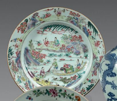 CHINE - Époque YONGZHENG (1723-1735) Assiette en porcelaine émaillée polychrome à...