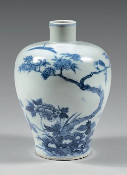 CHINE - XVIIIe siècle Petit vase meiping en porcelaine à décor en bleu sous couverte...