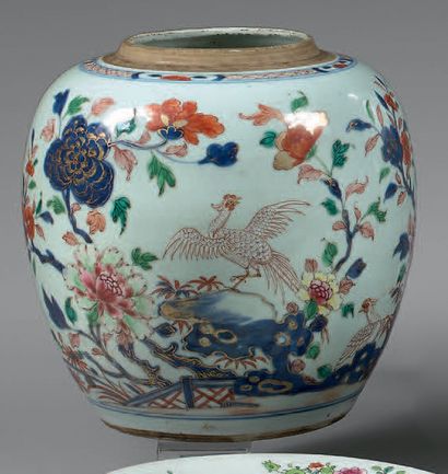 CHINE - XVIIIe siècle Pot à gingembre en porcelaine émaillée polychrome et or à décor...