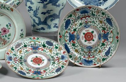 CHINE - XVIIIe siècle Paire d'assiettes en porcelaine émaillée polychrome à décor...