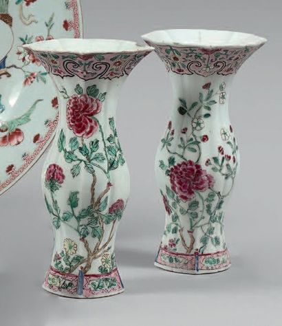 CHINE - époque Qianlong (1736-1795) Paire de vases de forme balustre et col évasé...