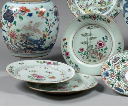 CHINE, Compagnie des Indes - Époque Qianlong (1736-1795) Trois assiettes en porcelaine...