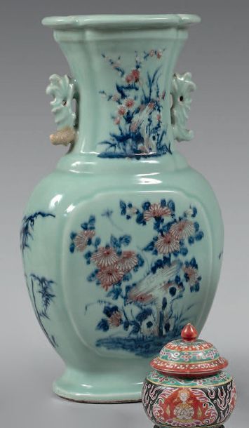 CHINE - XVIIIe/XIXe siècle Vase de forme balustre à col légèrement évasé en porcelaine...