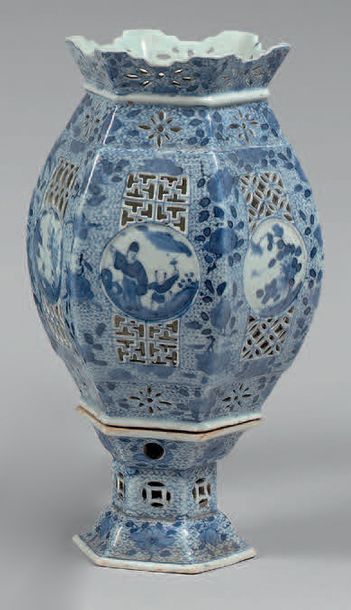 CHINE - XIXe siècle Lanterne en porcelaine bleu blanc à décor sur les six faces de...