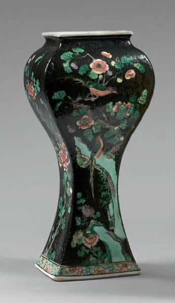 CHINE - XIXe siècle Vase à haute panse en porcelaine émaillée polychrome dans le...