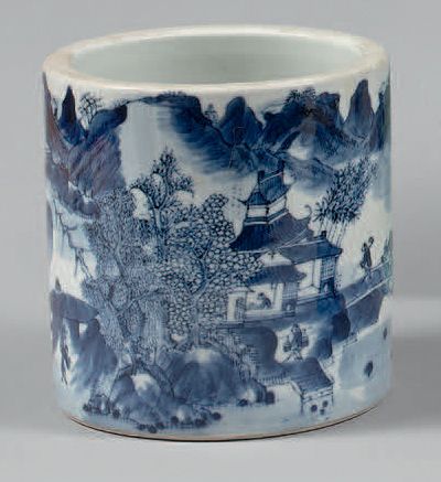 CHINE - XIXe siècle Porte-pinceaux en porcelaine bleu blanc à décor de pagodes en...