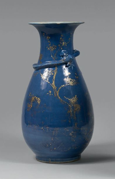 CHINE - XIXe siècle Vase piriforme en porcelaine bleu poudré à décor en émail or,...
