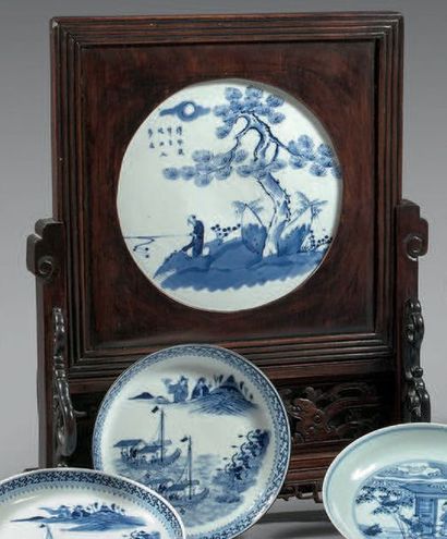 CHINE - XIXe siècle Écran de table en bois avec une plaque de forme ronde en porcelaine...
