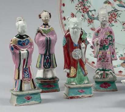 CHINE - Époque JIAQING (1796-1820) Quatre statuettes d'immortels en porcelaine émaillée...