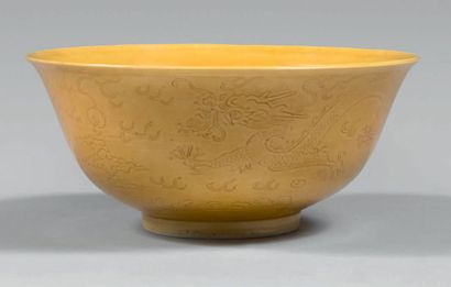 CHINE - Époque GUANGXU (1875-1908) Bol en porcelaine émaillée jaune à décor incisé...