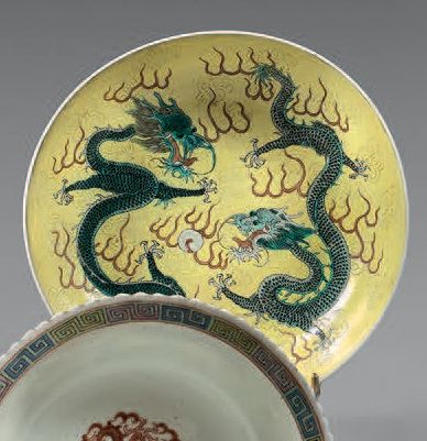 CHINE - Époque GUANGXU (1875-1908) Coupe en porcelaine émaillée polychrome sur fond...