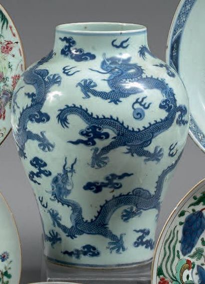 CHINE - Vers 1900 Vase balustre en porcelaine bleu blanc à décor de dragons à la...