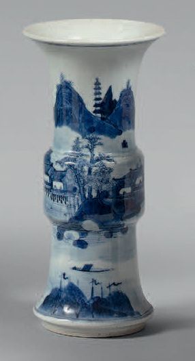 CHINE - Vers 1900 Vase gu en porcelaine bleu blanc à décor de paysage montagneux...