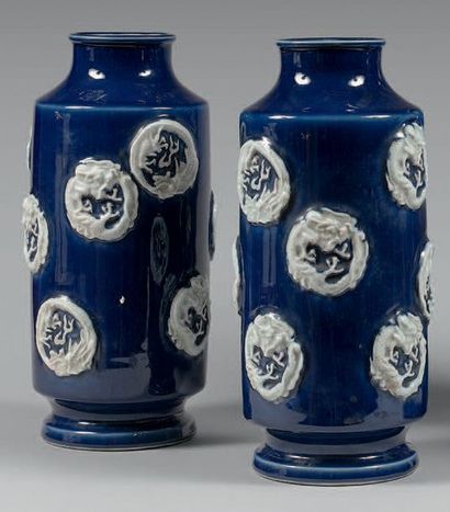 CHINE, Canton - XXe siècle Paire de vases de forme cylindrique en porcelaine émaillée...