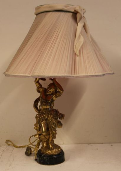 null Statuette en bronze doré " Joueuse de tambourin ", montée en lampe.