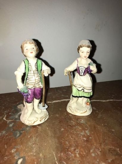 AUCUN ORDRE D'ACHAT Statuettes en porcelaine polychrome.