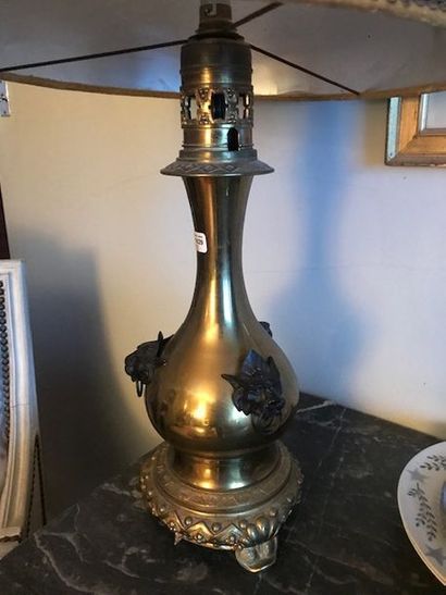 AUCUN ORDRE D'ACHAT Lampe en laiton à décor repoussé.