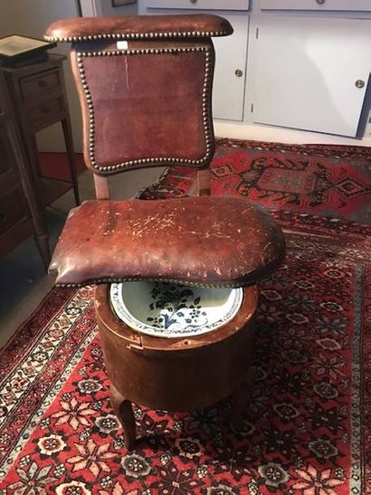 AUCUN ORDRE D'ACHAT Chaise de nécessité avec sa cuvette en faïence de Rouen, XIXème...