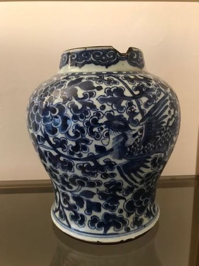 AUCUN ORDRE D'ACHAT Pied de lampe en porcelaine à décor en camaïeu bleu, Chine, XVIIIe...