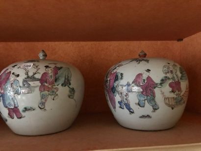 AUCUN ORDRE D'ACHAT 11644/124 Paire de vases boules en porcelaine de Chine,style...