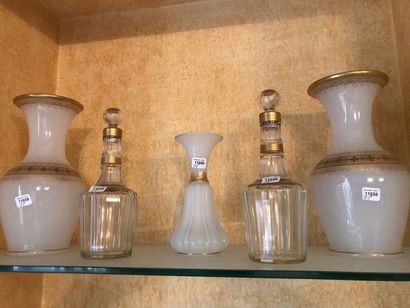 AUCUN ORDRE D'ACHAT 11658/78 Paire de vases et petit vase en verre opalin blanc,...
