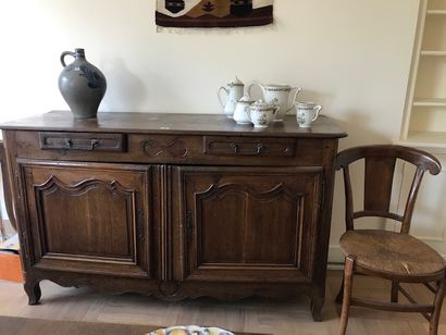 AUCUN ORDRE D'ACHAT 11668/107 Buffet rustique en chêne ouvrant par deux tiroirs et...