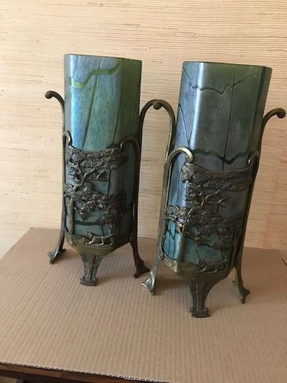 AUCUN ORDRE D'ACHAT 11668/74 Paire de vases en verre irisé, montures en bronze. Époque...