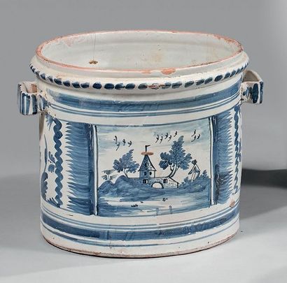 null Cache-pot cylindrique à deux anses en faïence de Nevers à décor bleu de paysages.
XVIIIe...