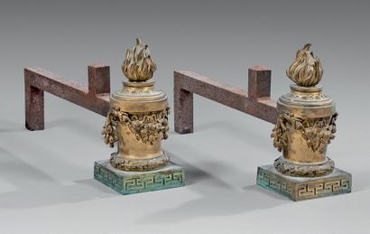 null Paire de chenets en bronze doré ornés de pots à feu sur une colonne décorée...