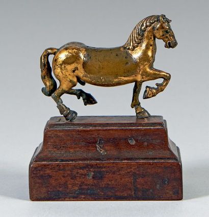 null Statuette de cheval piaffant, l'antérieur droit levé, en bronze doré.
Allemagne,...