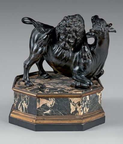 null Statuette en bronze à patine brune représentant un lion attaquant un taureau.
(Petit...
