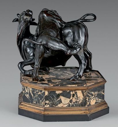  Statuette en bronze à patine brune représentant un lion attaquant un taureau. (Petit...