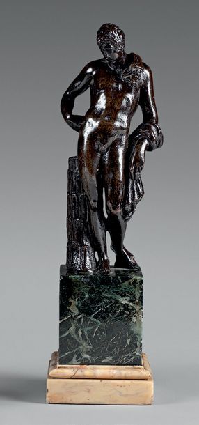 null Statuette en bronze à patine brune représentant l'Antinoüs du Belvédère.
Italie,...