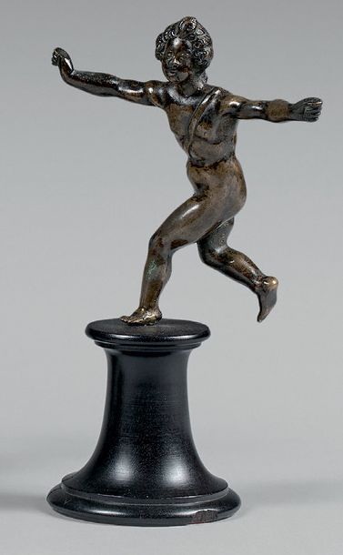 null Statuette en bronze patiné représentant un putto courant, les bras levés.
Ancien...