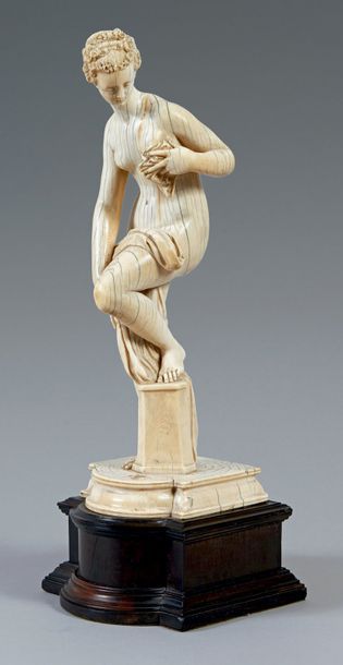 null Grande statuette en ivoire très finement sculpté représentant Vénus sortant...