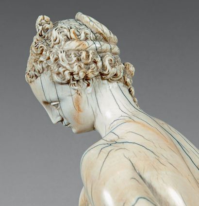 null Grande statuette en ivoire très finement sculpté représentant Vénus sortant...