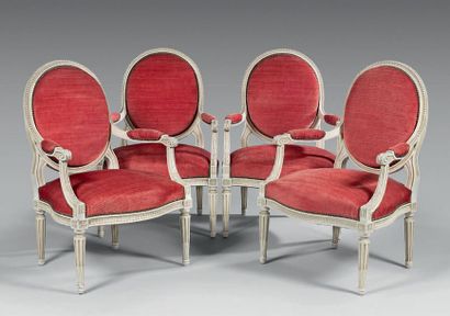 null Suite de quatre fauteuils à dossier plat médaillon en bois laqué blanc sculpté...