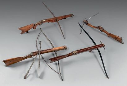 null Ensemble de trois arbalètes de chasse:
- Arbrier en bois sculpté, arc en fer....