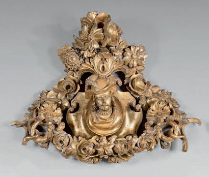 null Élément décoratif en bois sculpté et doré à décor de bustes de personnages,...