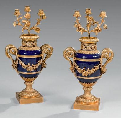 null Paire de vases balustre en verre bleu à riche monture en bronze doré orné de...