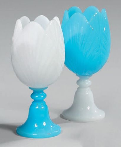 null Paire de vases en verre opalin blanc et bleu en forme de crocus. Piédouche à...