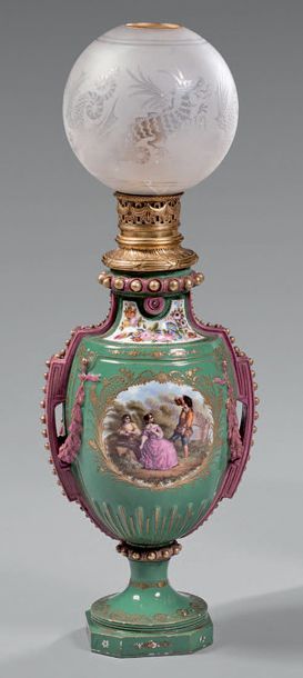null Vase en porcelaine orné de médaillons avec oiseau et scènes galantes sur fond...