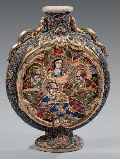 null Vase gourde plate en grès à riche décor médaillé et doré de personnages chinois.
Hauteur:...