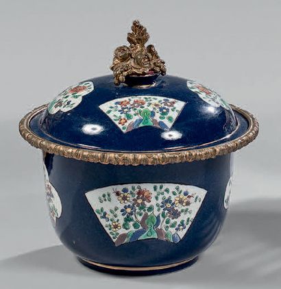 null Bol couvert en porcelaine de Chine ornée de fleurs polychromes dans des réserves...