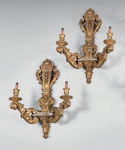 null Paire d'appliques à deux lumières en bois sculpté doré à décor de feuilles d'acanthe,...