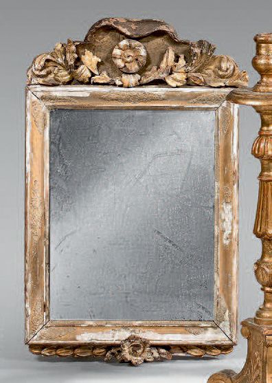 null Miroir dans un encadrement en bois doré à fronton fleuri et feuillagé.
XIXe...