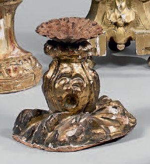 null Paire de bougeoirs en bois sculpté et doré à décor de feuillages.
Italie, XVIIIe...