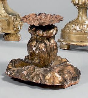 null Paire de bougeoirs en bois sculpté et doré à décor de feuillages.
Italie, XVIIIe...