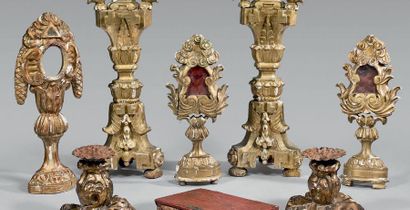 null Trois reliquaires (dont une paire) à piédouche en bois mouluré sculpté et doré...